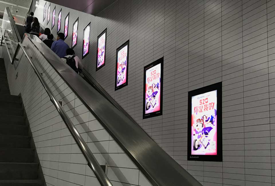 雀巢--百乐博投放北京地铁扶梯侧墙灯箱/海报广告
